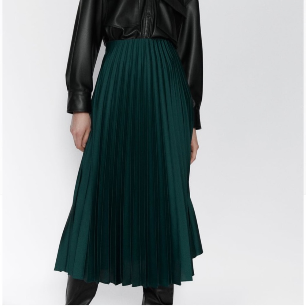 Pleated satin effect skirt